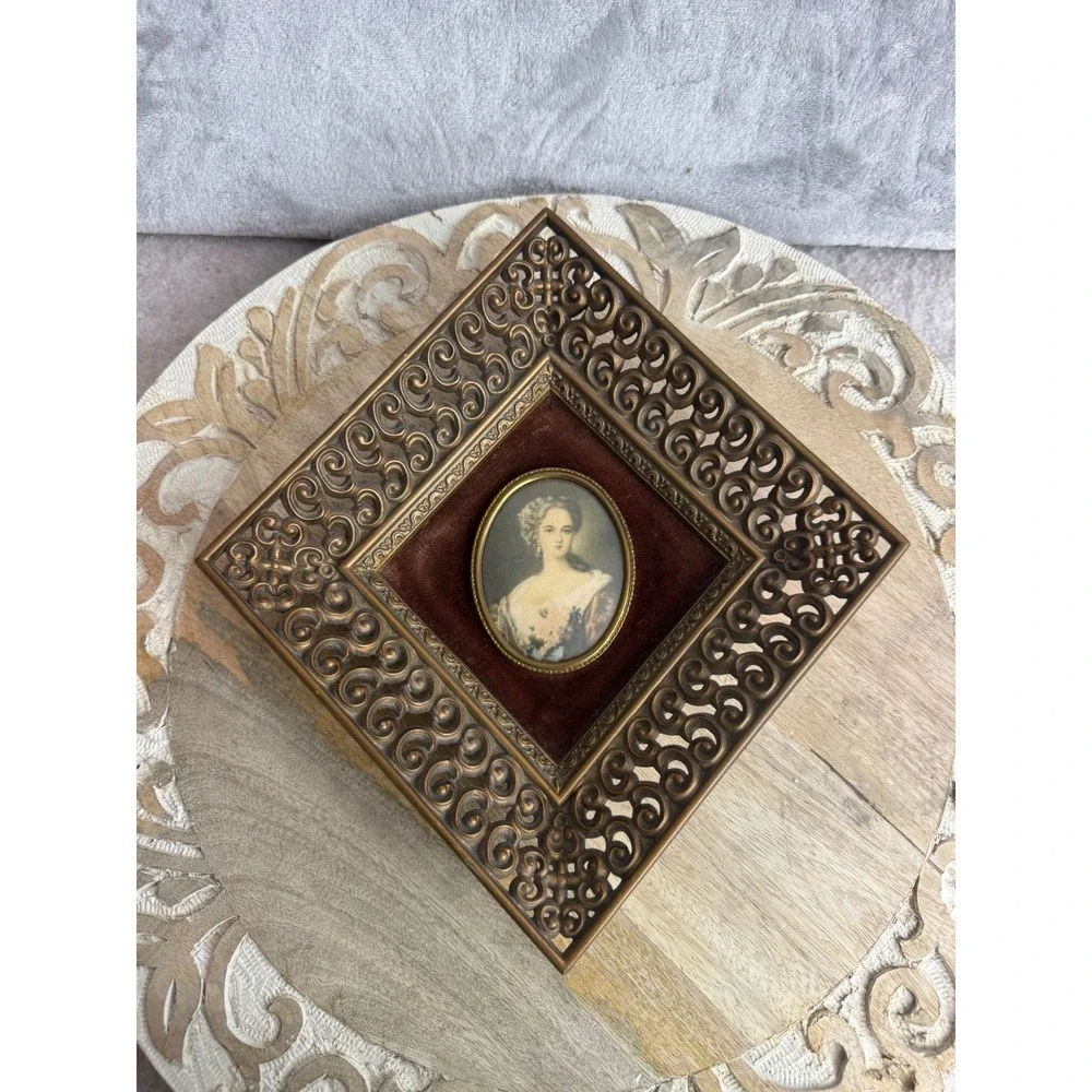 Vintage Ornate Brass Filigree Square Frame Oval Noblewoman Portrait‎ Velvet Mat